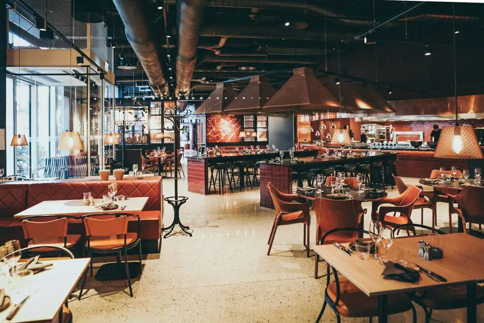 Barra y sala de un restaurante