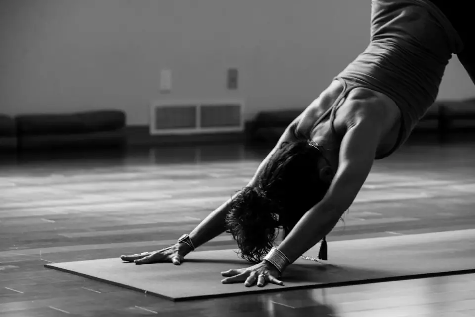 Postura de pilates en un estudio